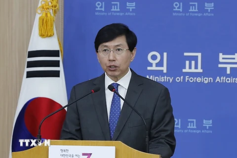 Phát ngôn viên Bộ Ngoại giao Hàn Quốc Cho June-hyuck phát biểu trong cuộc họp báo tại Seoul, Hàn Quốc. (Ảnh: EPA/TTXVN)