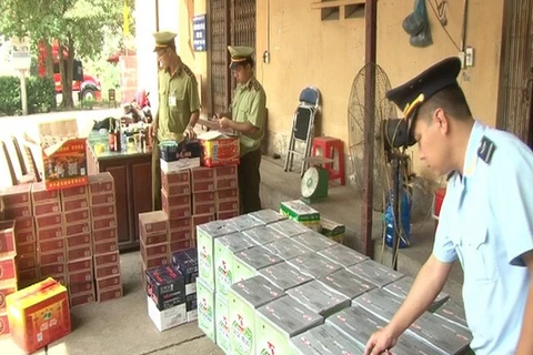 Lực lượng chức năng kiểm tra số hàng hóa nhập lậu từ Trung Quốc bị bắt giữ. (Nguồn: langson.gov)