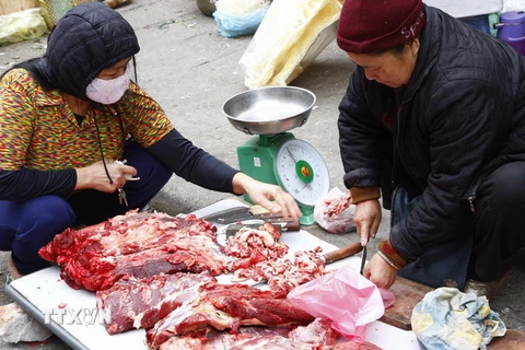 Người dân mua thịt bò tại chợ. (Ảnh minh họa: Đình Huệ/TTXVN)