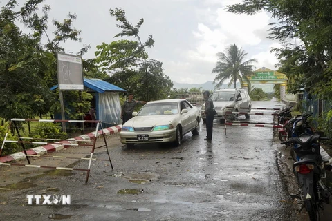 Cảnh sát kiểm tra các phương tiện giao thống sau vụ tấn công ở Maungdaw. (Ảnh: EPA/TTXVN)