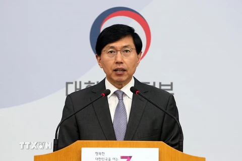 Phát ngôn viên Bộ Ngoại giao Hàn Quốc Cho June-hyuck trong cuộc họp báo tại Seoul. (Ảnh: EPA/TTXVN)