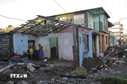 Người dân thu dọn đống đổ nát sau bão Matthew tại Baracoa, Guantanamo ngày 7/10 vừa qua. (Ảnh: AFP/TTXVN)