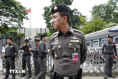 Cảnh sát Thái Lan làm nhiệm vụ tại thủ đô Bangkok ngày 5/10 vừa qua. (Ảnh: EPA/TTXVN)
