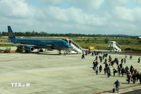 Hoạt động vận chuyển hành khách tại sân bay Buôn Ma Thuột. (Ảnh: Dương Giang/TTXVN)