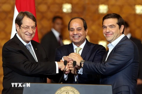 Tổng thống Ai Cập El-Sisi (giữa) cùng Thủ tướng Hy Lạp Alexis Tsipras (phải) và Tổng thống Cộng hòa Cyprus Nicos Anastasiades (trái) tại Hội nghị thượng đỉnh ba bên lần thứ tư ở Ai Cập. (Ảnh: EPA/TTXVN)