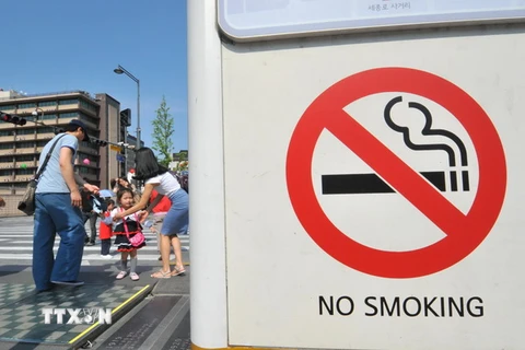 Bảng cấm hút thuốc lá tại một nơi công cộng. (Ảnh minh họa: AFP/TTXVN)
