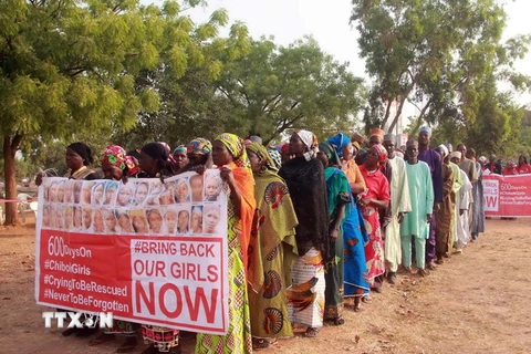 Các thành viên phong trào " Hãy đưa các em gái trở về" tham gia cuộc tuần hành tại Abuja, kêu gọi trả tự do cho các nữ sinh bị Boko Haram bắt cóc. (Ảnh: AFP/TTXVN)