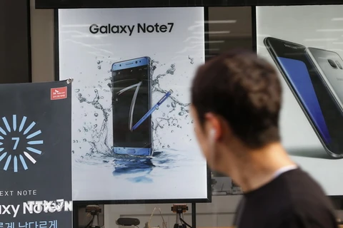 Điện thoại Galaxy Note 7 trưng bày tại cửa hàng ở thủ đô Seoul ngày 12/9 vừa qua. (Ảnh: EPA/TTXVN)