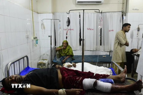 Điều trị cho người bị thương trong vụ đánh bom ở Iraq. (Ảnh: AFP/TTXVN)