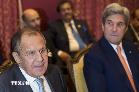 Ngoại trưởng Nga Sergei Lavrov (trái) và người đồng nhiệm Mỹ John Kerry tại cuộc họp ở Lausanne ngày 15/10. (Ảnh: AFP/TTXVN)