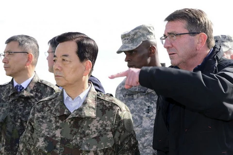Bộ trưởng Quốc phòng Mỹ Ashton Carter (phải) và Bộ trưởng Quốc phòng Hàn Quốc Han Min-koo. (Nguồn: Reuters)