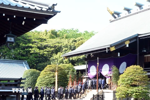 Các nghị sỹ Nhật Bản thăm đền Yasukuni ở thủ đô Tokyo. (Ảnh: THX/TTXVN)