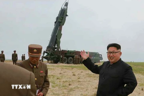 Nhà lãnh đạo Triều Tiên Kim Jong-un thị sát một vụ phóng thử tên lửa tầm trung Musudan tại thành phố Wonsan ở bờ biển phía đông Triều Tiên. (Ảnh: Yonhap/TTXVN)