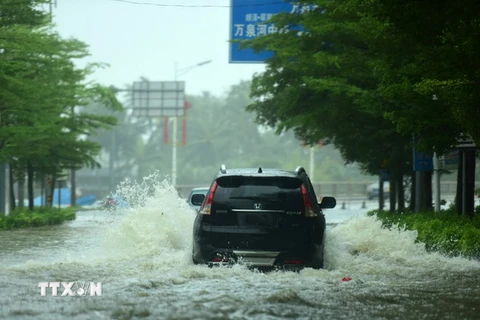 Một tuyến đường bị ngập lụt sau mưa lớn do bão gây ra tại tỉnh Hải Nam, Trung Quốc ngày 18/10. (Ảnh: THX/TTXVN)