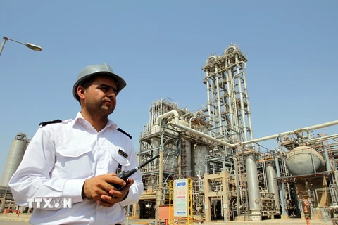 Nhân viên làm việc tại cơ sở hóa dầu Mahshahr ở tỉnh Khuzestan, tây nam Iran ngày 28/9/2011. (Ảnh: EPA/TTXVN)