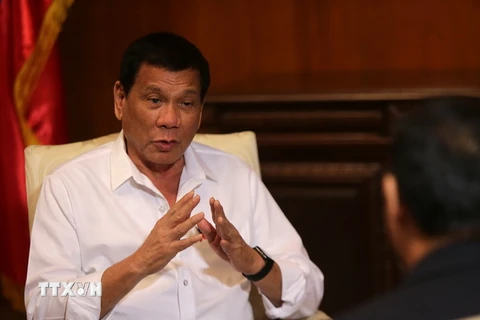 Tổng thống Philippines Rodrigo Duterte (trái) trả lời phỏng vấn của Tân Hoa Xã tại Manila ngày 13/10 vừa qua, trước chuyến thăm Trung Quốc. (Ảnh: THX/TTXVN)