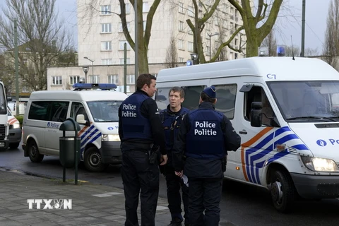 Cảnh sát Bỉ làm nhiệm vụ trong chiến dịch truy quét khủng bố ở Anderlecht ngày 8/4 vừa qua. (Ảnh: AFP/TTXVN) 