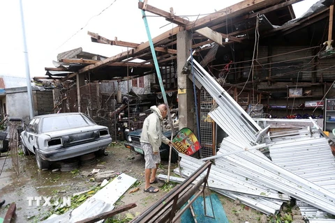 Cảnh đổ nát do mưa to và gió lớn trong bão Haima tại tỉnh Cagayan, Philippines ngày 20/10. (Ảnh: THX/TTXVN)