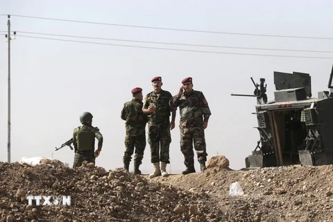 Lực lượng Peshmerga gác tại điểm kiểm soát cuối cùng dẫn vào mặt trận Bartila, cách Mosul 50km về phía đông. (Ảnh: EPA/TTXVN)
