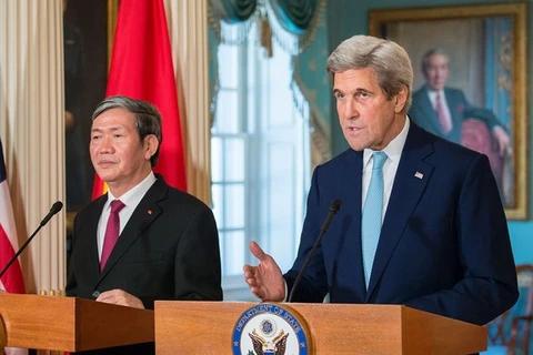 Ngoại trưởng Mỹ John Kerry và Ủy viên Bộ Chính trị, Thường trực Ban Bí thư Đinh Thế Huynh. (Nguồn: U.S. Department of State)