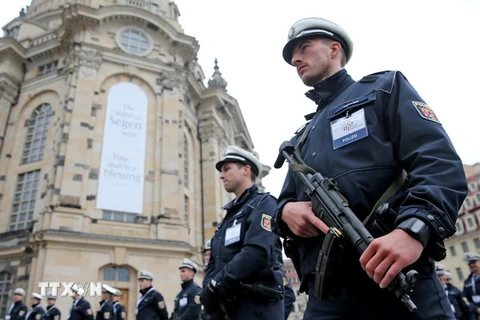 Cảnh sát Đức tuần tra tại Dresden ngày 3/10 vừa qua. (Ảnh: EPA/TTXVN)