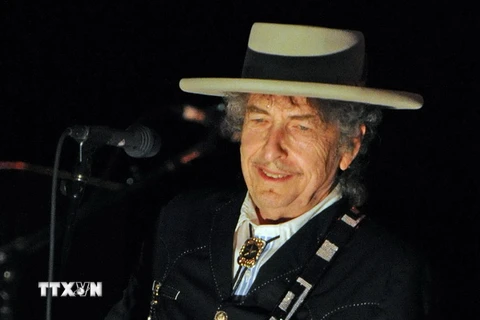 Huyền thoại âm nhạc nổi tiếng người Mỹ Bob Dylan trong một buổi biểu diễn gần Byron, Australia ngày 25/4/2011. (Ảnh: AFP/TTXVN)