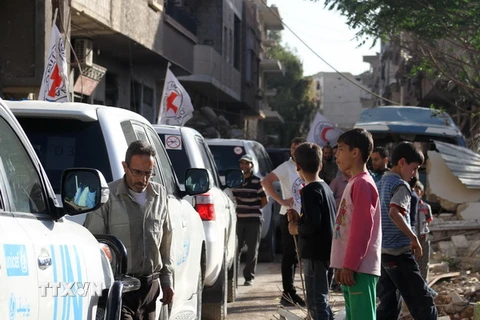 Các đoàn xe chở hàng cứu trợ của LHQ tiếp tục chuyển hàng viện trợ tới người dân Syria. (Ảnh: AFP/TTXVN)
