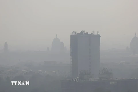 Khói mù ô nhiễm bao phủ bầu trời New Delhi, Ấn Độ ngày 28/10 vừa qua. (Ảnh: AP/TTXVN)