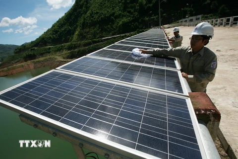 Hệ thống pin Mặt Trời được lắp đặt tại Công ty thủy điện A Vương, tỉnh Quảng Nam, để dùng làm nguồn điện dự phòng cho việc điều khiển đóng mở đập tràn. (Ảnh: Ngọc Hà/TTXVN)