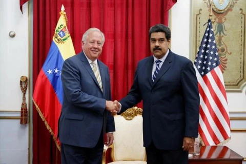 Tổng thống Venezuela Nicolas Maduro bắt tay Thứ trưởng Ngoại giao Mỹ Thomas Shannon trong cuộc họp của họ tại Miraflores Palace ở Caracas, Venezuela ngày 22/6. (Nguồn: Reuters)