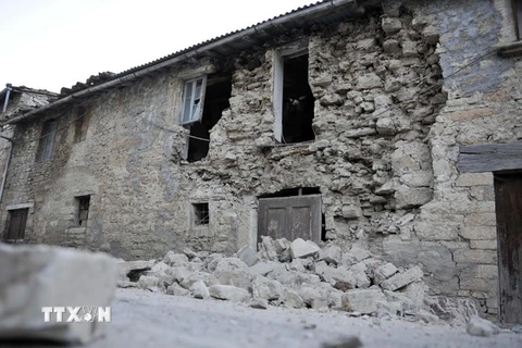 Một ngôi nhà bị phá hủy nặng nề sau trận động đất ở Pieve Torina, vùng Marche, miền trung Italy ngày 30/10 vừa qua. (Ảnh: EPA/TTXVN)