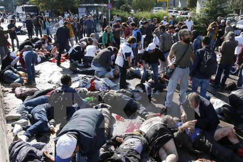 Các nạn nhân tại hiện trường vụ nổ ở Ankara. (Nguồn: AFP/TTXVN)