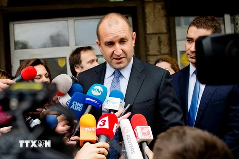 Ứng cử viên đảng Xã hội đối lập, Rumen Radev trả lời phỏng vấn sau khi bỏ phiếu tại Sofia ngày 6/11. (Ảnh: AFP/TTXVN)