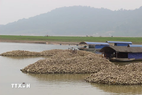 Bãi sỏi thải ở khu vực xã Vạn Thọ, huyện Đại Từ, tỉnh Thái Nguyên làm cản trở dòng chảy và ảnh hưởng đến môi trường, cảnh quan du lịch Hồ Núi Cốc. (Ảnh: Hoàng Nguyên/TTXVN)