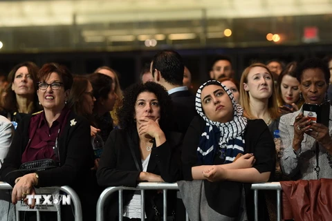 Những người ủng hộ ứng viên Hillary Clinton theo dõi kết quả bầu cử tại New York ngày 8/11. (Ảnh: AFP/TTXVN)