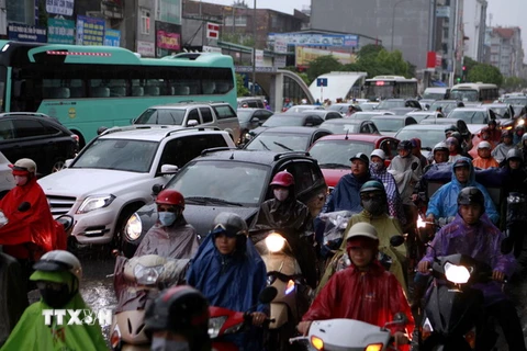 Từ sáng sớm cảnh ùn tắc giao thông đã diễn ra trên đường Nguyễn Xiển. (Ảnh: Phạm Kiên/TTXVN)