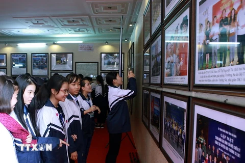 Khách thăm quan triển lãm bản đồ và trưng bày tư liệu “Hoàng Sa, Trường Sa của Việt Nam-Những bằng chứng lịch sử và pháp lý,” tại Ninh Bình. (Ảnh: Hoàng Hùng/TTXVN)