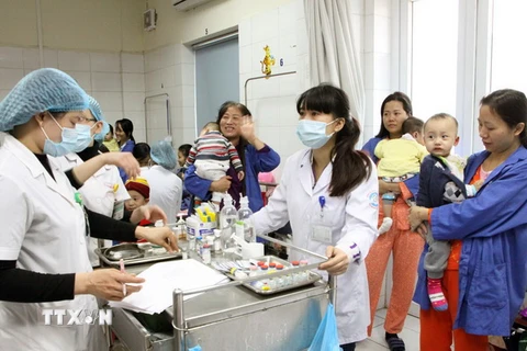 Tại khoa Nhi-Bệnh viện Bệnh Nhiệt đới Trung ương ở Hà Nội, số trẻ nhập viện tăng nhanh do mắc các bệnh truyền nhiễm nặng phải chuyển tuyến. (Ảnh: Dương Ngọc/TTXVN)