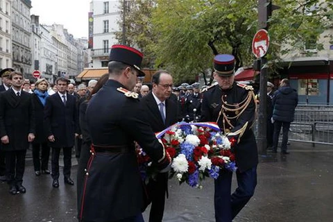 Tổng thống Pháp Francois Hollande đặt vòng hoa của hoa tưởng niệm các nạn nhân của một cuộc tấn công khủng bố vào một quán cà phê ở Paris, ngày 13/11. (Nguồn: Reuters)