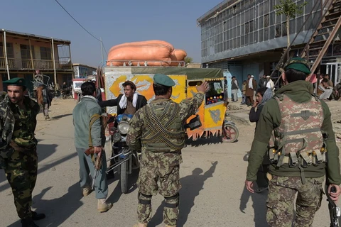 Lực lượng an ninh Afghanistan phong tỏa tuyến đường tới căn cứ không quân Bagram sau vụ nổ. (Ảnh: AFP/TTXVN)