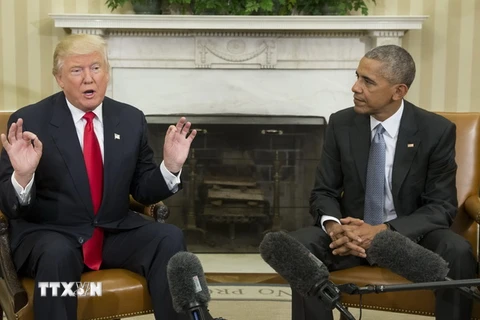 Tổng thống Barack Obama (phải) và Tổng thống mới đắc cử Donald Trump (trái) trong cuộc gặp tại Nhà Trắng ngày 10/11 vừa qua. (Ảnh: EPA/TTXVN)