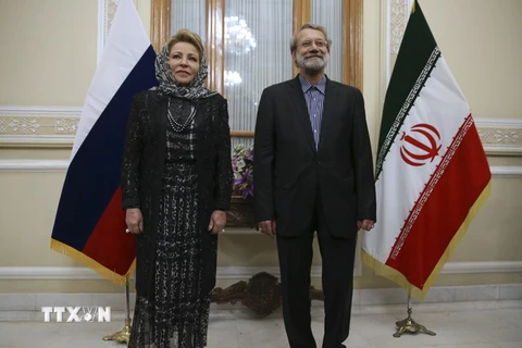 Chủ tịch Quốc hội Iran Ali Larijani (phải) và Chủ tịch Hội đồng Liên bang Nga (Thượng viện) Valentina Ivanovna Matvienko. (Ảnh: AP/TTXVN) 