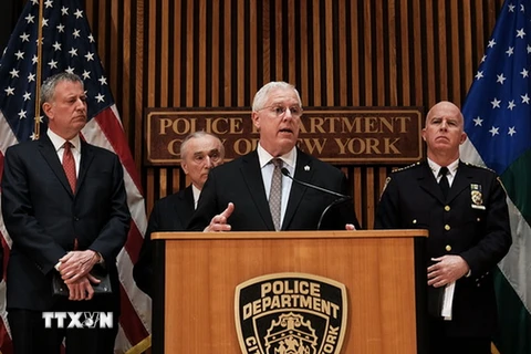Phó cảnh sát trưởng thành phố New York của Mỹ John Miller - đứng giữa. (Ảnh: AFP/TTXVN)