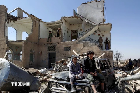 Hiện trường đổ nát sau một cuộc không kích do liên quân Arab tiến hành tại Sanaa, Yemen ngày 14/11 vừa qua. (Ảnh: AFP/TTXVN)