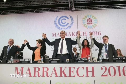Thư ký điều hành Hội nghị COP22 Patricia Espinosa (thứ 2, trái) và Chủ tịch COP22 Salaheddine Mezouar (giữa) và các quan chức sau khi thông qua tuyên bố của Hội nghị ngày 17/11 vừa qua. (Ảnh: AP/TTXVN)