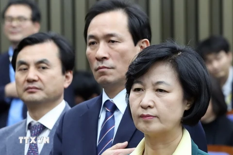 Chủ tịch đảng Dân chủ đối lập chính ở Hàn Quốc Choo Mi-ae (phải) tại cuộc họp Quốc hội ngày 21/11. (Ảnh: Yonhap/TTXVN)