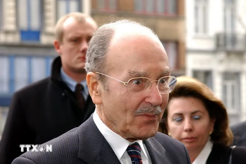 Cựu Tổng thống Hy Lạp Costis Stephanopoulos (trước) tại thủ đô Brussels, Bỉ ngày 2/2/2005. (Ảnh: AFP/TTXVN)