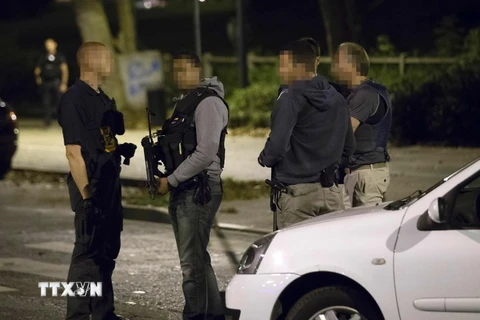 Cảnh sát Pháp làm nhiệm vụ trong chiến dịch bắt giữ nghi can khủng bố tại Boussy-Saint-Antoine ngày 8/9 vừa qua. (Ảnh: AFP/TTXVN)