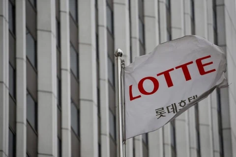 Cờ mang logo của Lotte tại Khách sạn Lotte ở Seoul, Hàn Quốc. (Nguồn: Reuters)