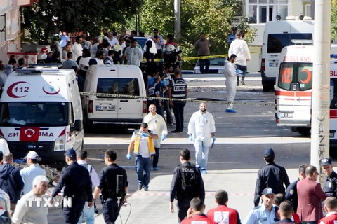 Hiện trường một vụ nổ ở Gaziantep ngày 16/10, khiến 3 cảnh sát thiệt mạng. (Ảnh: AFP/TTXVN)